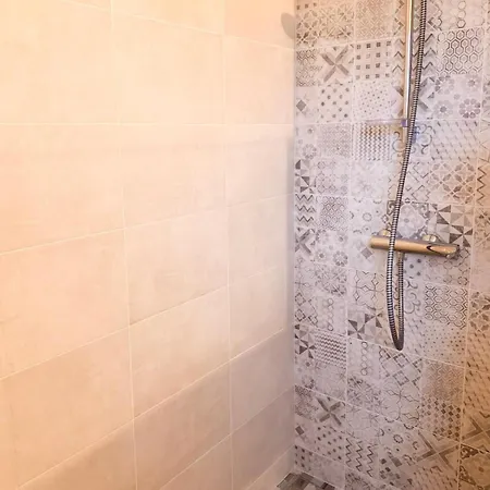 Maison 5-6 Personnes -15 Min Du Parc - Parking -by R&g بيت للعطل