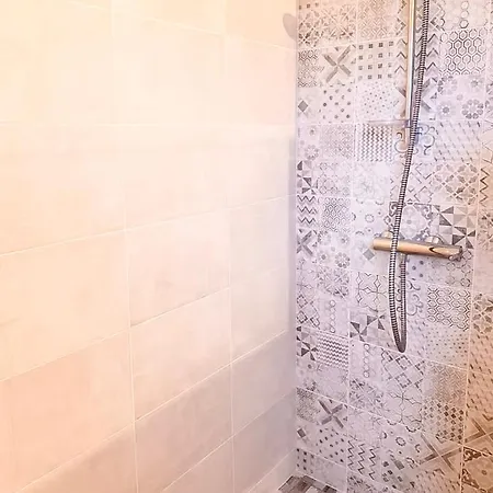 Maison 5-6 Personnes -15 Min Du Parc - Parking -by R&g بيت للعطل